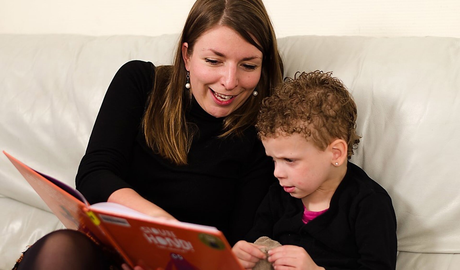 Biblioplus-vrijwilliger Margot leest Richano voor. 