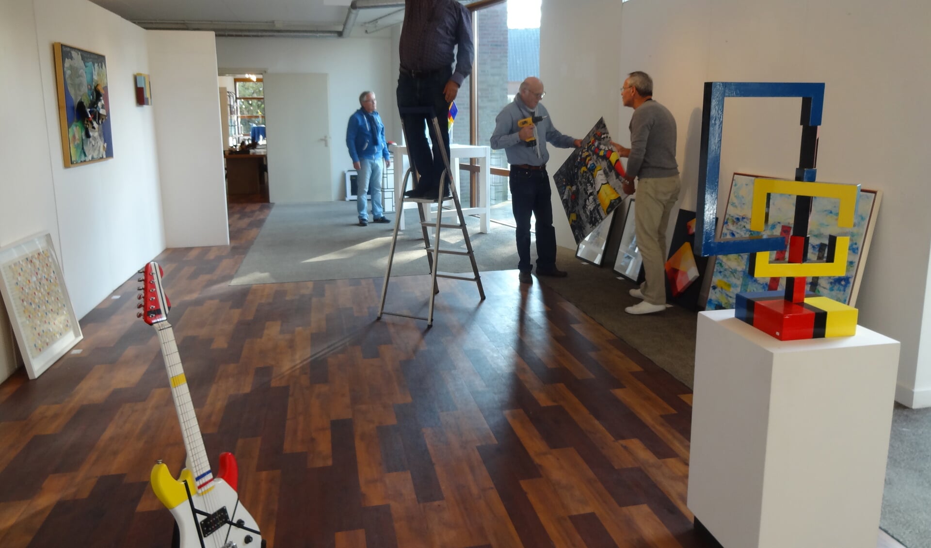Medewerkers van Galerie Kunstation bezig met het inrichten van Mondriaan-Inspired. (foto: Ankh van Burk)