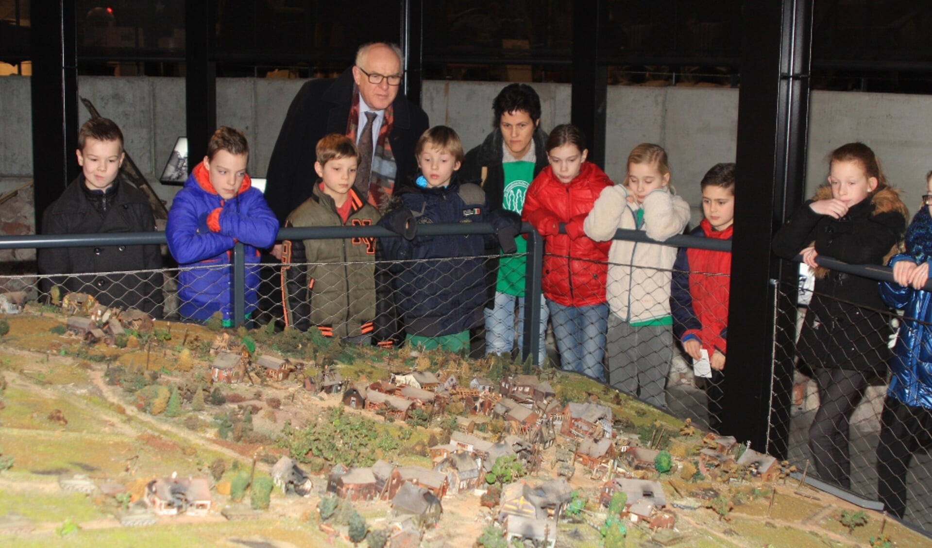 Boxmeers burgemeester Karel van Soest met basisschoolleerlingen op bezoek in het Oorlogsmuseum Overloon. 