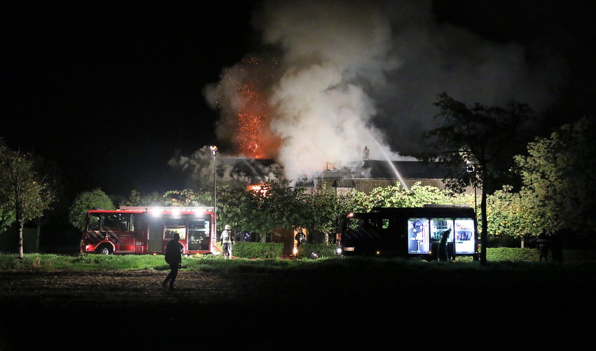 Diverse korpsen uit de regio bestreden de brand op de Haart in Beugen. Foto: SK-Media