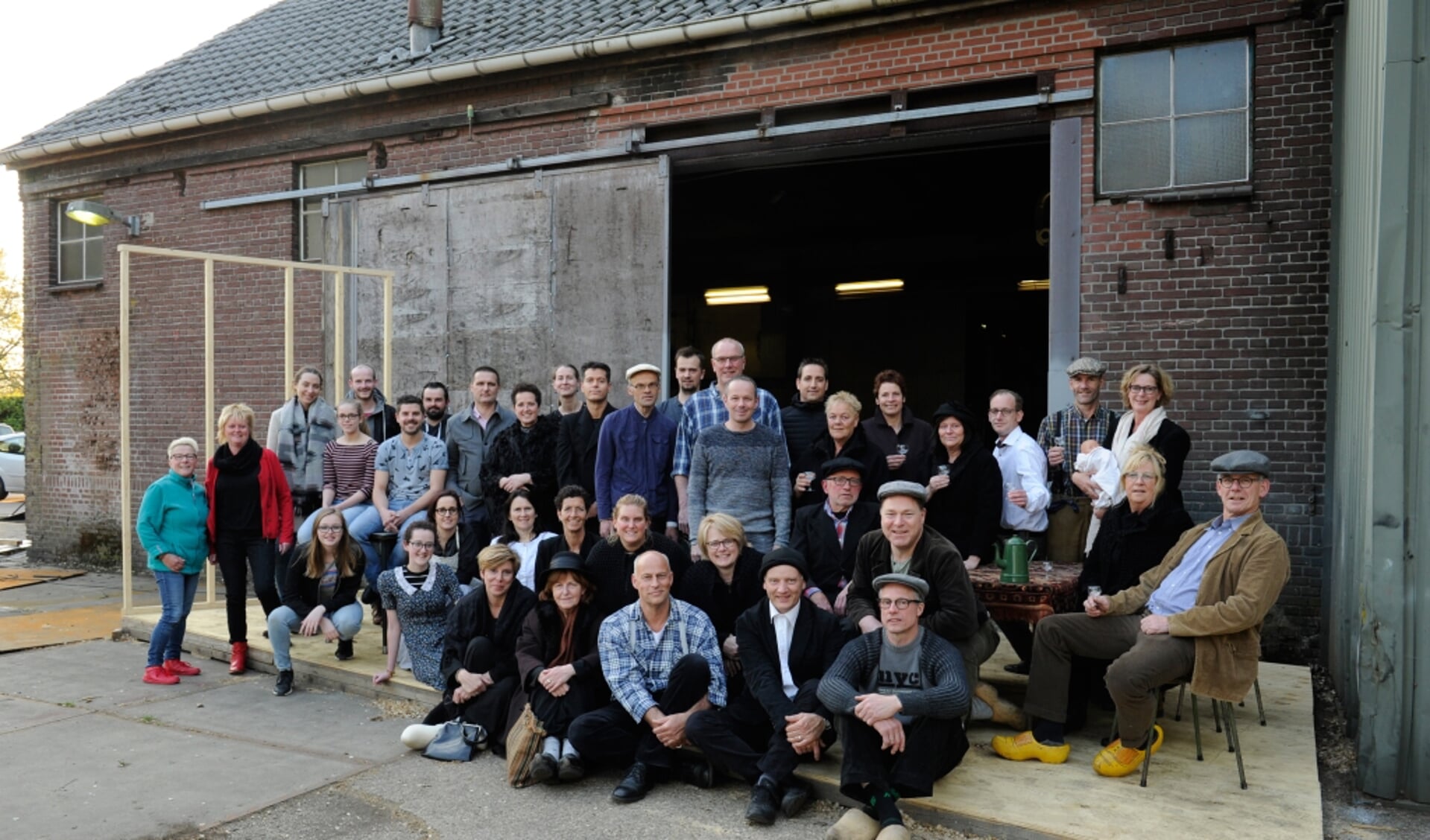 De cast van In de schaduw van de romfabriek, het spektakelstuk dat centraal staat bij het Groot Dictee van Sint Anthonis. 