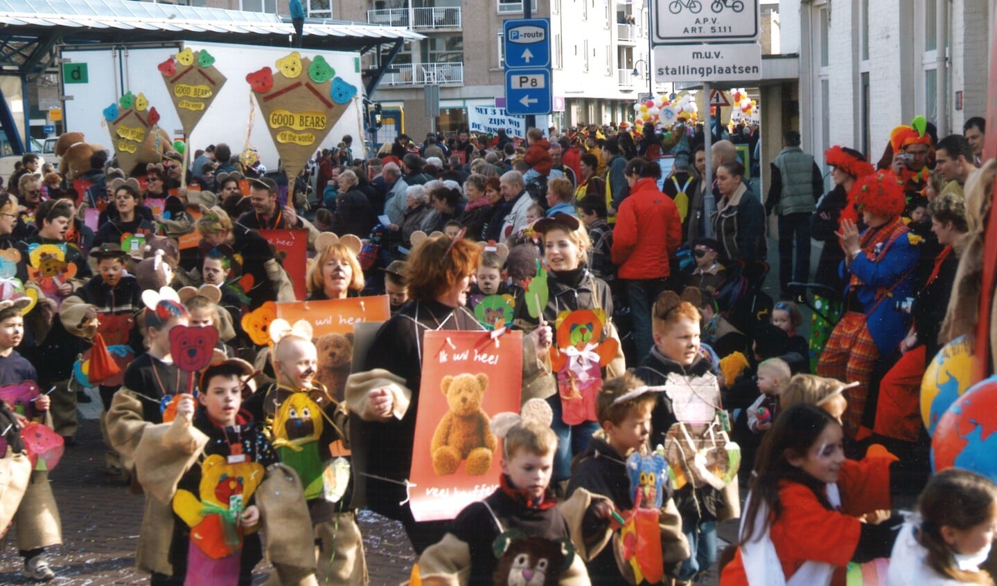 Samen met vele ouders actief tijdens de kindercarnavalsoptocht in Veghel, waarmee vele prijzen zijn gewonnen. 