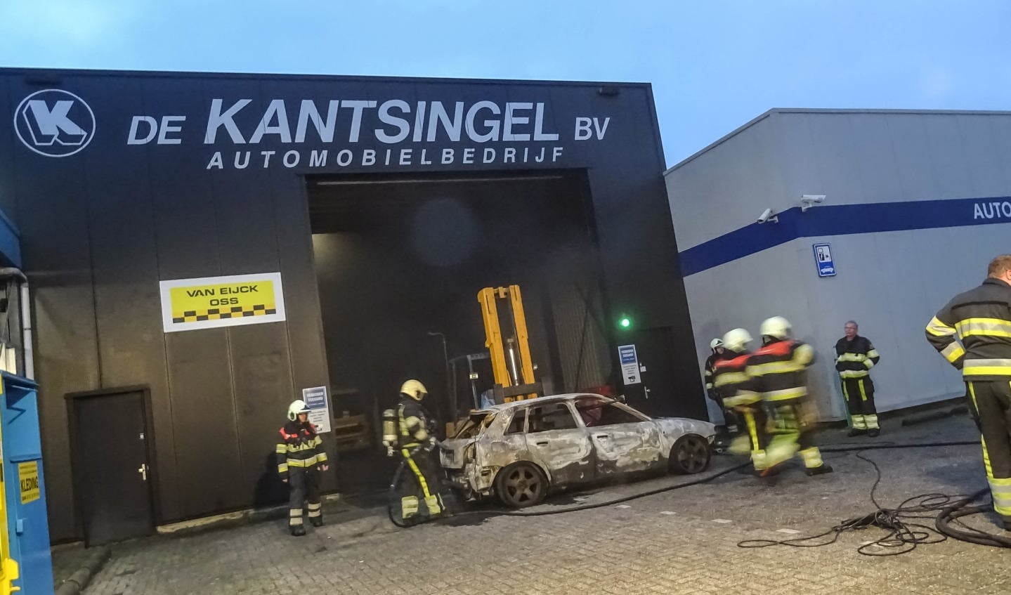 De uitgebrande auto in Oss. (Foto: Maickel Keijzers / Hendriks Multimedia)