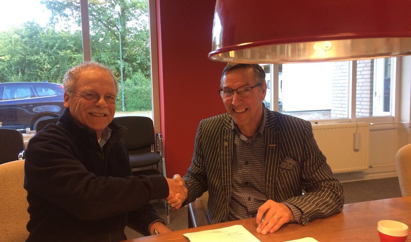 Voorzitter Rode Kruis Meierijstad, de heer Paul Streppel en Klaas Haan, voorzitter Veghel HartSave feliciteren elkaar met overdracht en ondertekening. 