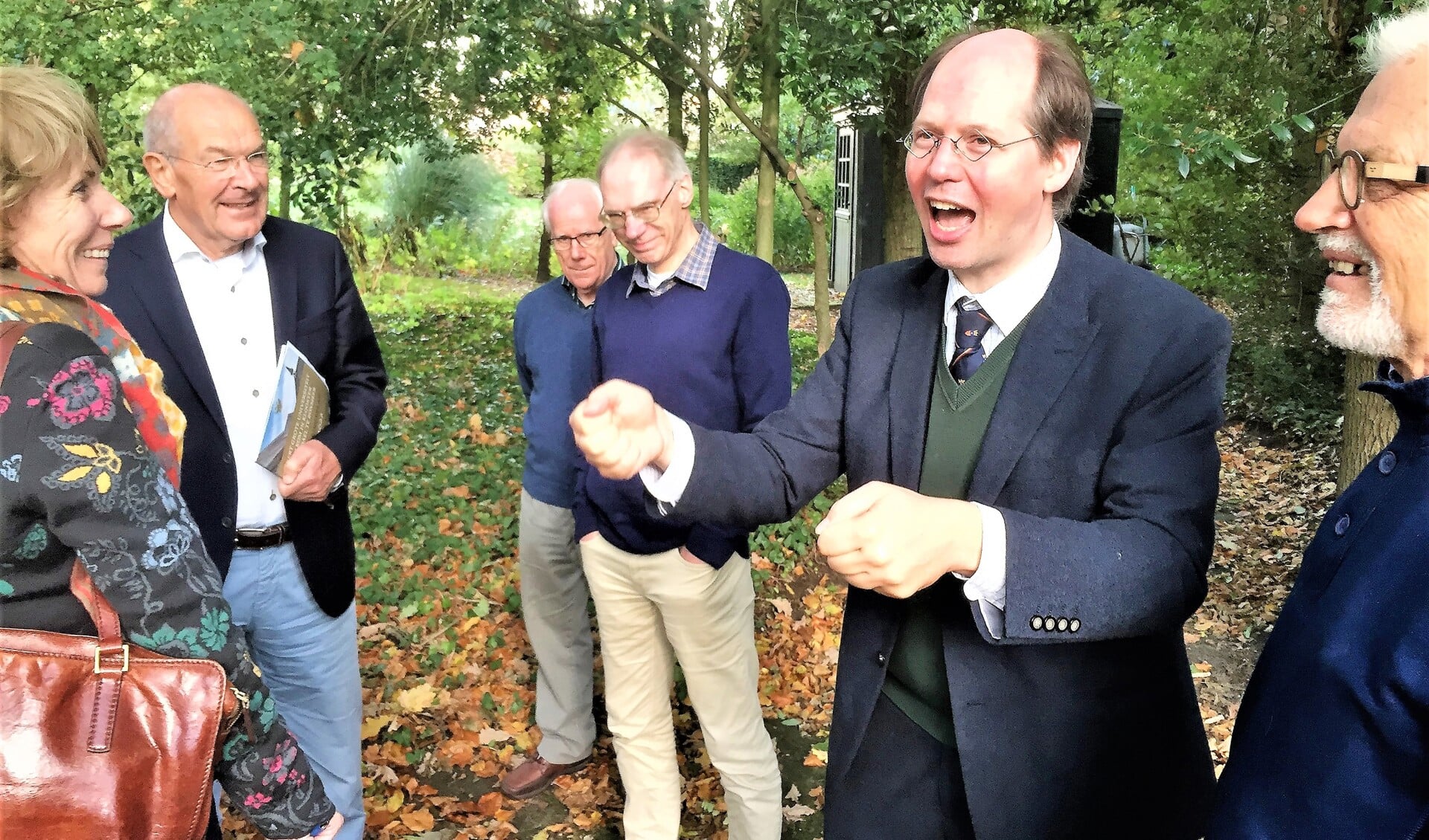 Sybrand Buve legt in de tuin van Klooster Elsendael enthousiast uit waarom de GGU in Boxmeer moet komen.  