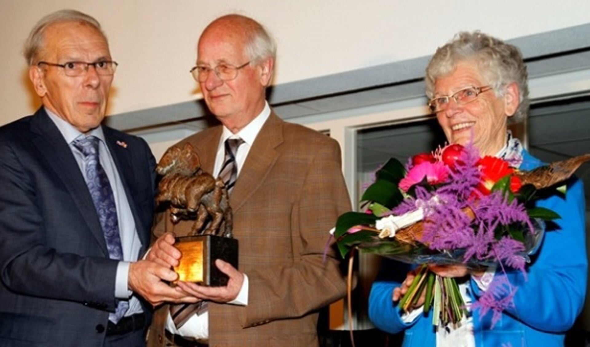 Harm Douma (rechts) kreeg in 2013 de gemeentelijke Sport- en Cultuurprijs Ut Péérd uitgereikt van Harrie van Raaij.  