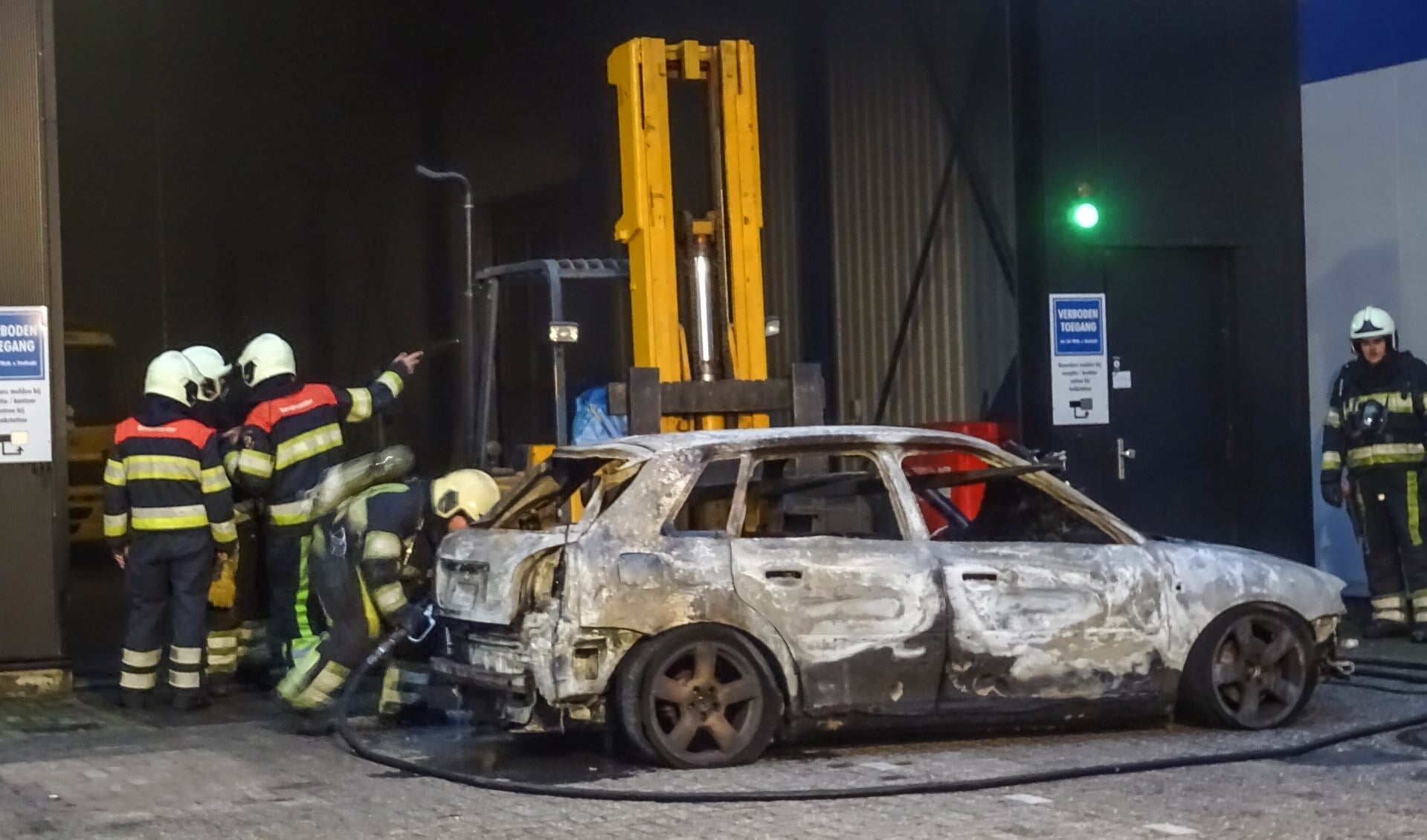 De uitgebrande auto in Oss. (Foto: Maickel Keijzers / Hendriks Multimedia)