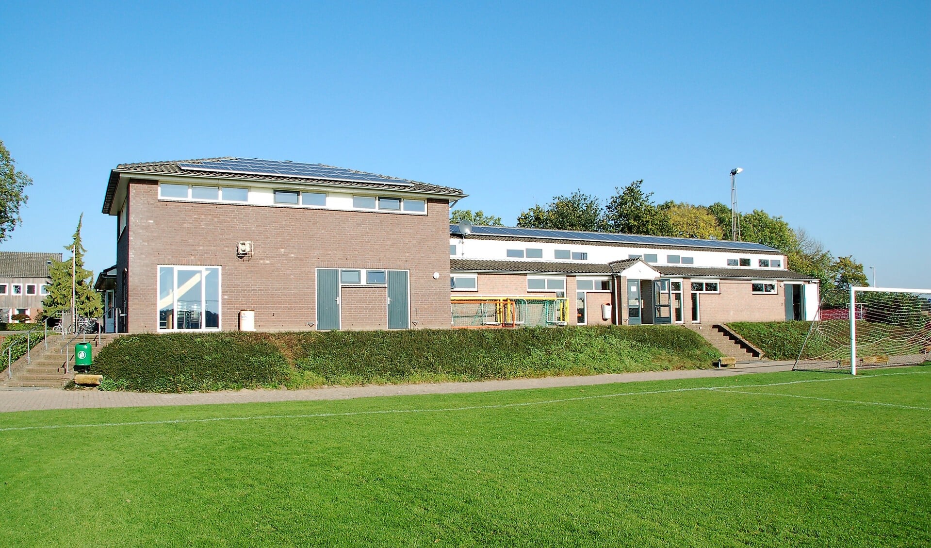 Voetbalclub Achates in Ottersum legde anderhalf jaar geleden zonnepanelen op het clubhuis, maar maakte geen gebruik van de middelen uit de regeling die de gemeente Gennep aanbood.  Foto: Jos Gröniger