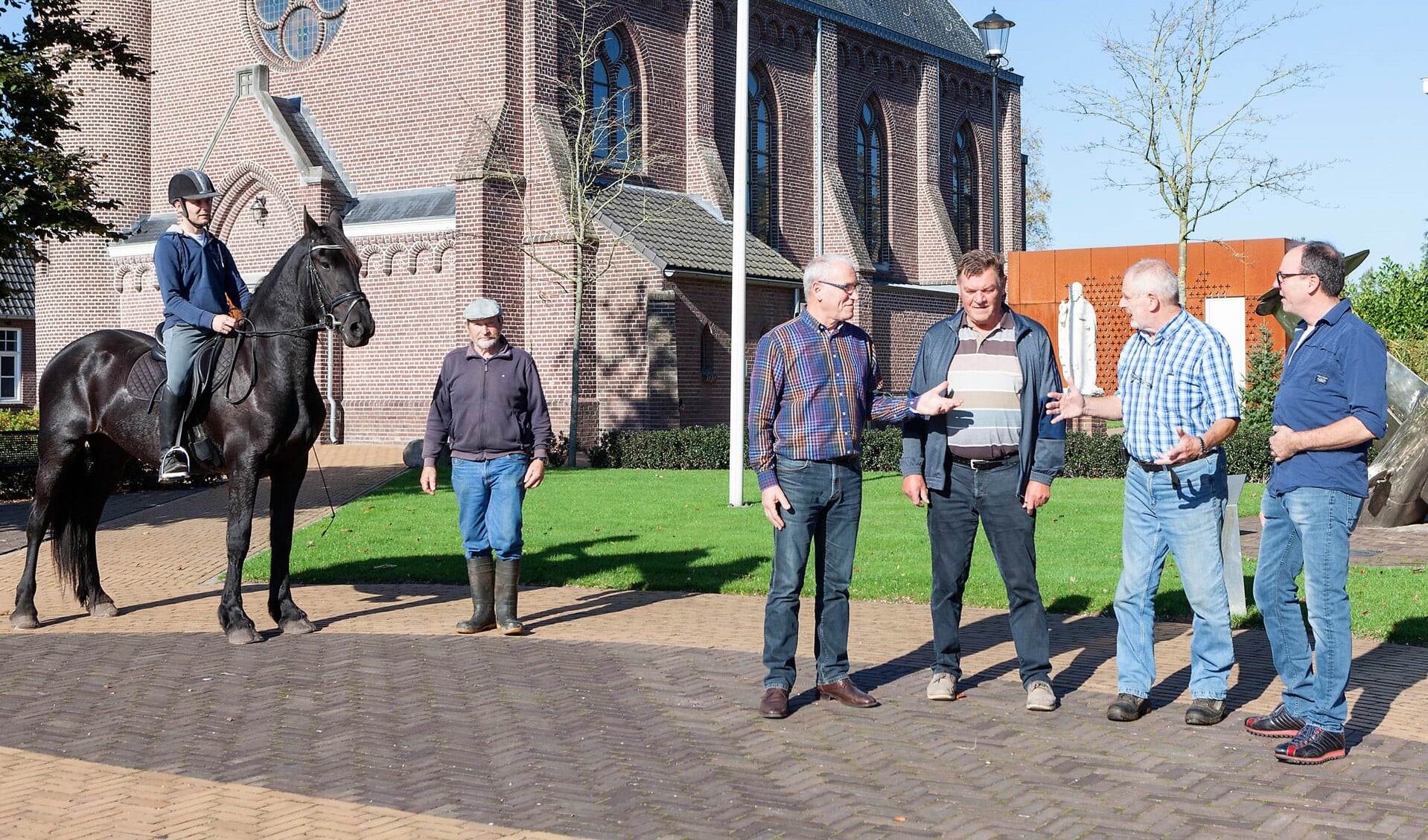 Op het paard Joost van Katwijk en (vlnr) Wim van den Berg, Frans van der Heijden, Wim Voesten, Ingo Oldenkamp en Jan Noy.