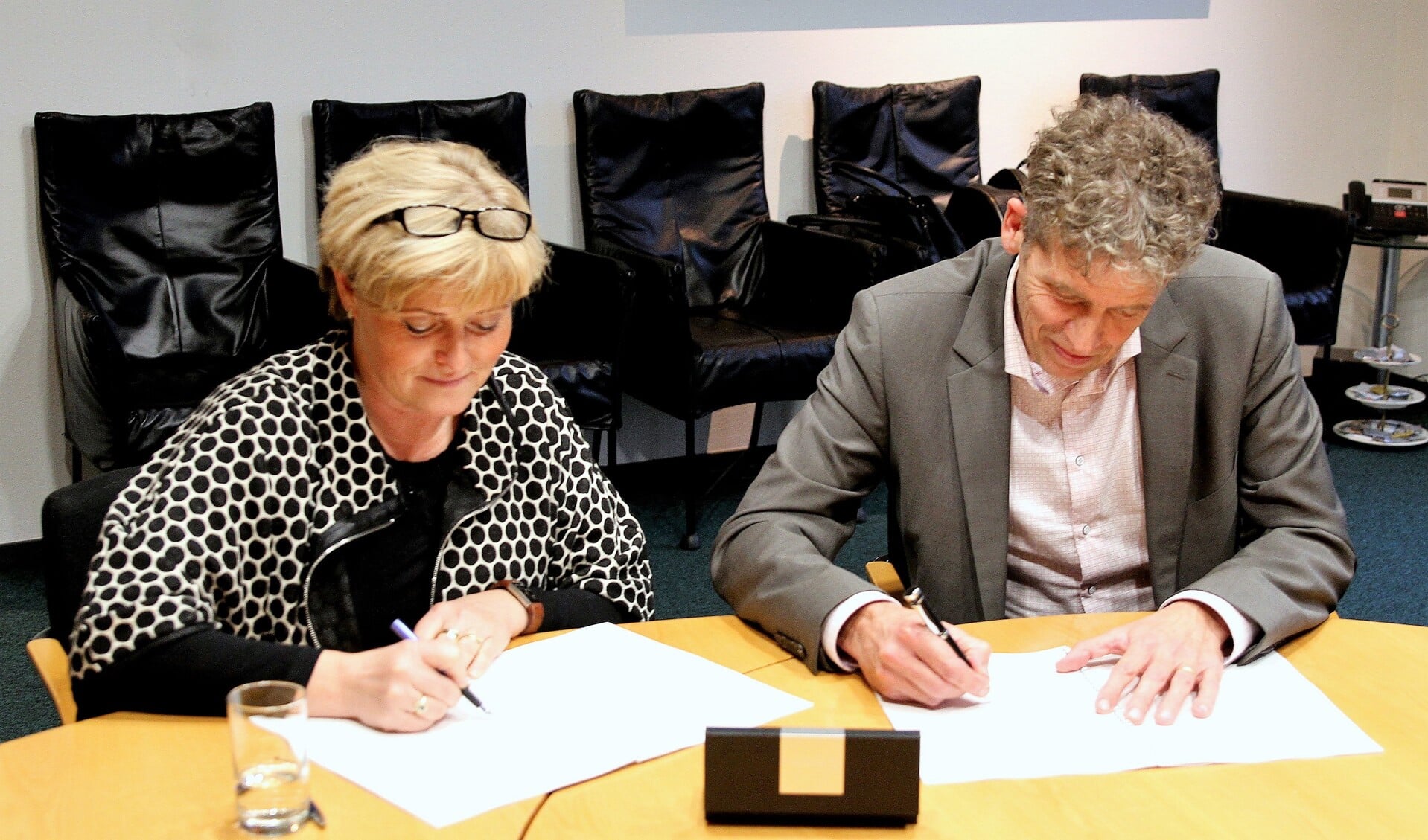 Burgemeester Marleen Sijbers en Titus Visser (NL Confidential/Meld Misdaad Anoniem) ondertekenen het convenant. 