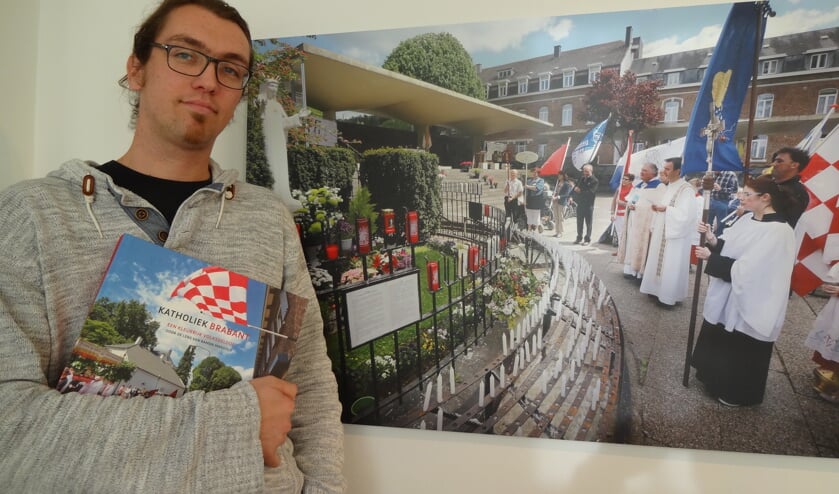 Ramon Mangold bij een van zijn foto’s in het Museum voor Religieuze Kunst (foto: Ankh van Burk)