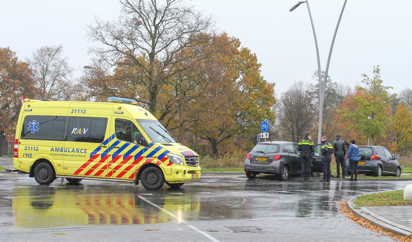 Auto's botsen op kruising Gasstraat / Molenweg. (Foto: Maickel Keijzers / Hendriks Multimedia)