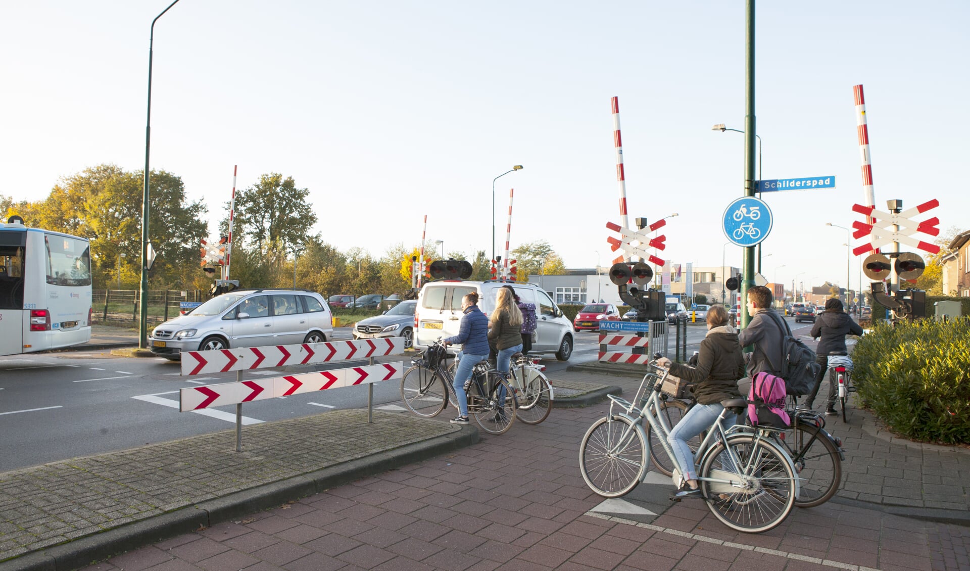 Er loopt een onderzoek naar de (verkeers)veiligheid bij spoorwegovergang Sint Anthonisweg in Boxmeer. Foto: Diana Derks