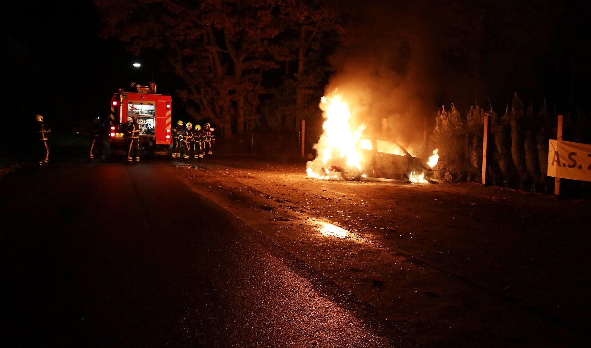 De vlammen slaan al uit de auto als de brandweer arriveert. Foto: SK-Media
