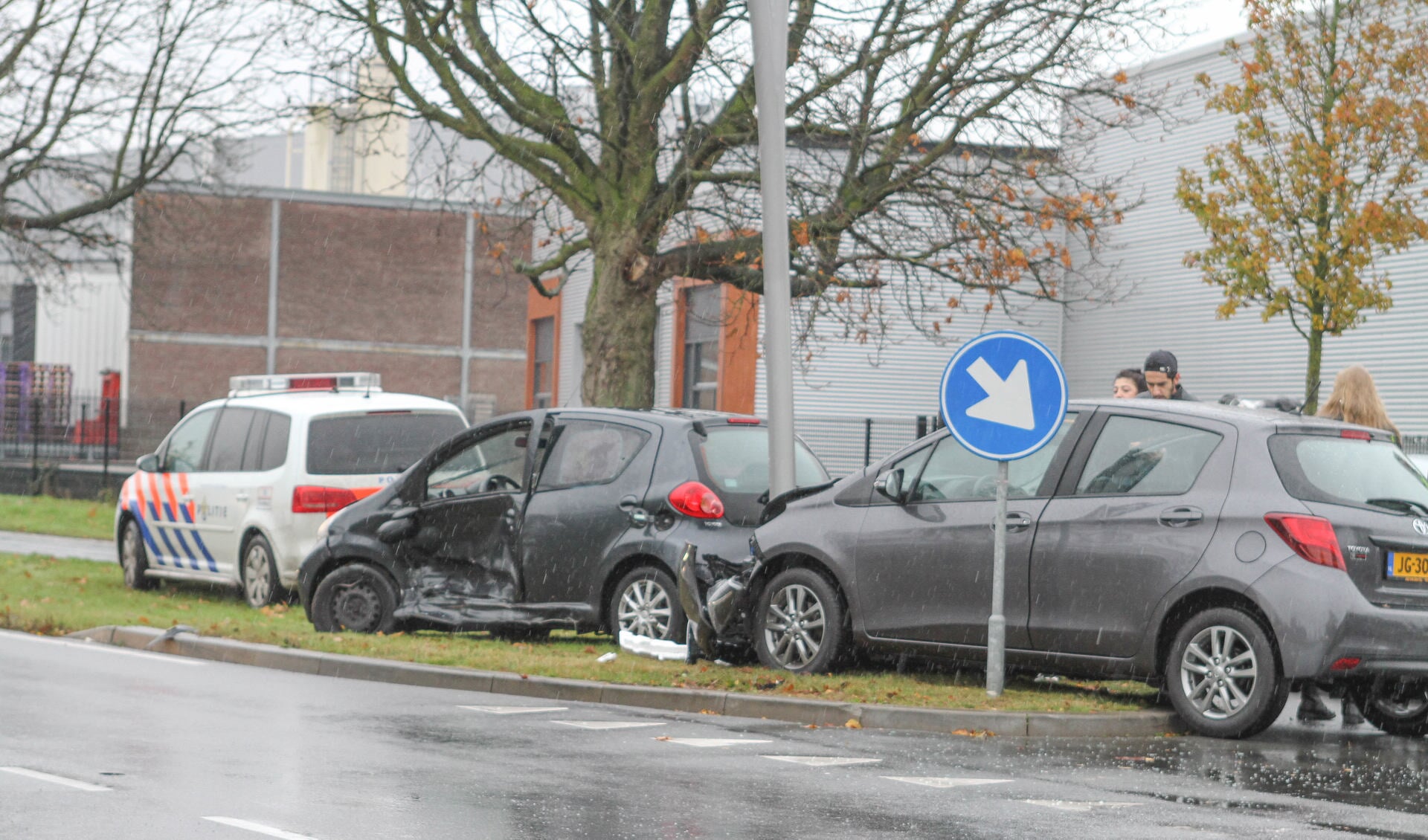 Auto's botsen op kruising Gasstraat / Molenweg. (Foto: Maickel Keijzers / Hendriks Multimedia)