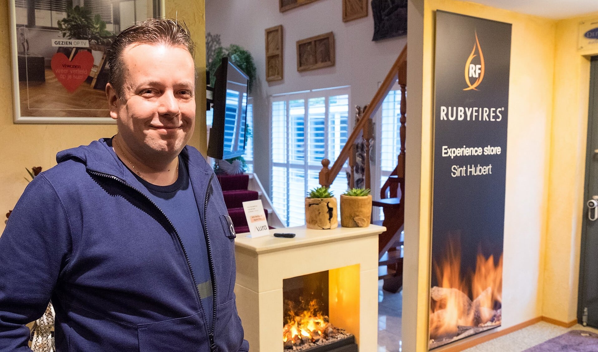 Aura-eigenaar Jörgen Tielemans met achter hem een sfeerhaard van Ruby Fires. 