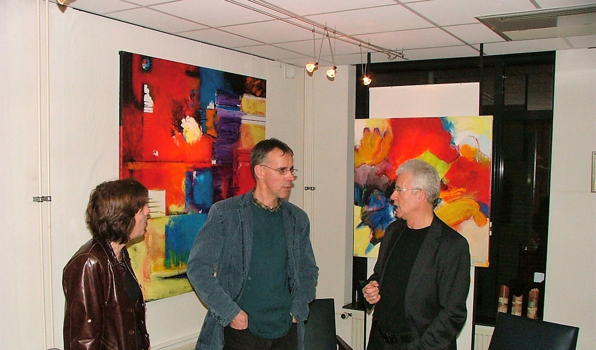 Art Partner-eigenaar Mark van der Linden (midden) in gesprek met kunstschilder Jos van Beek uit Sint Anthonis. 