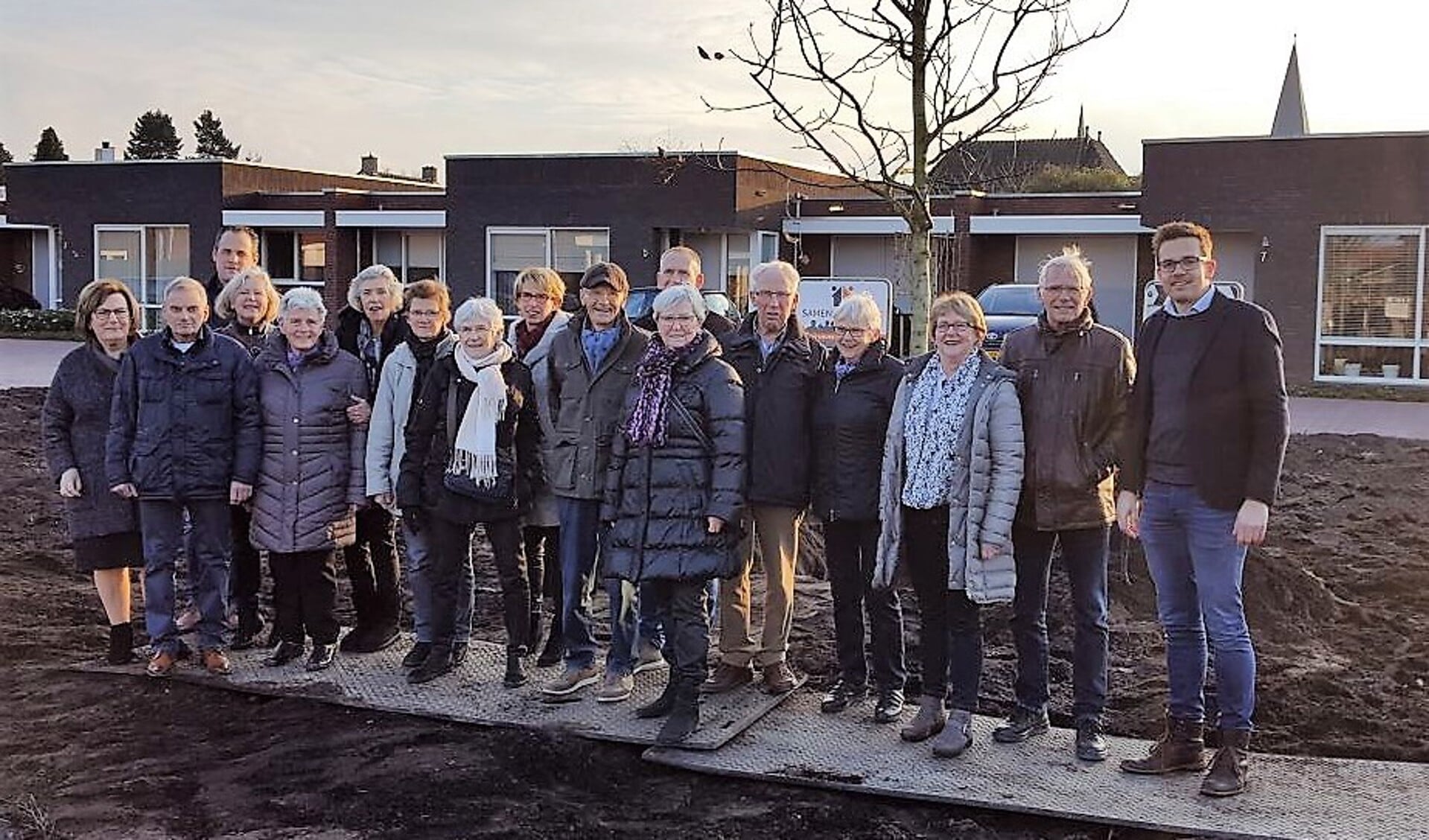 De bewoners van de tien patiowoningen, Paul Verhoeven van Vastgoedregisseur BV (helemaal rechts) en wethouder Ingrid Voncken (derde van rechts). Foto: Gemeente Sint Anthonis.  
 
