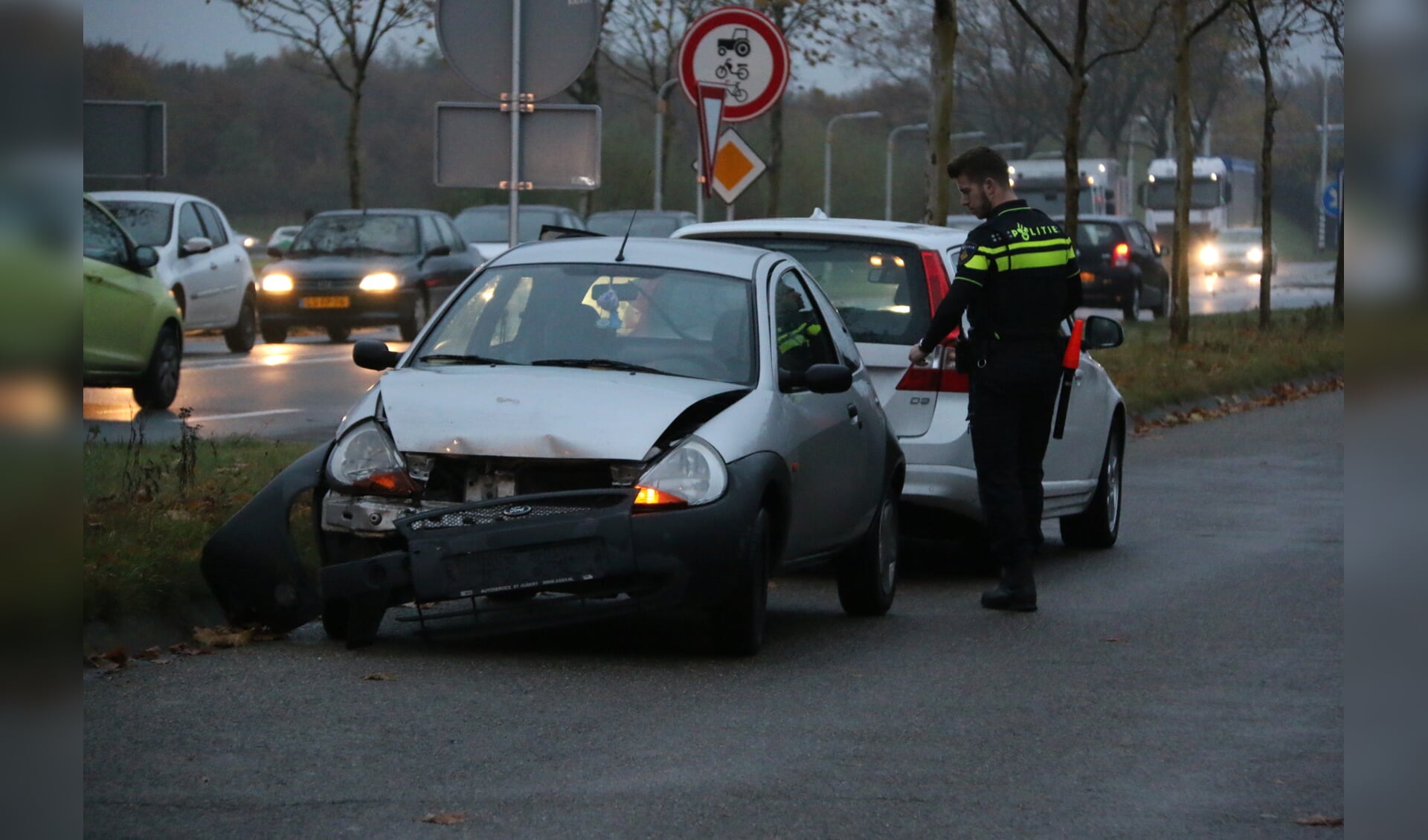 Een van de auto's die bij het ongeluk was betrokken, werd naar de naastgelegen ventweg gereden. Foto: SK-Media  