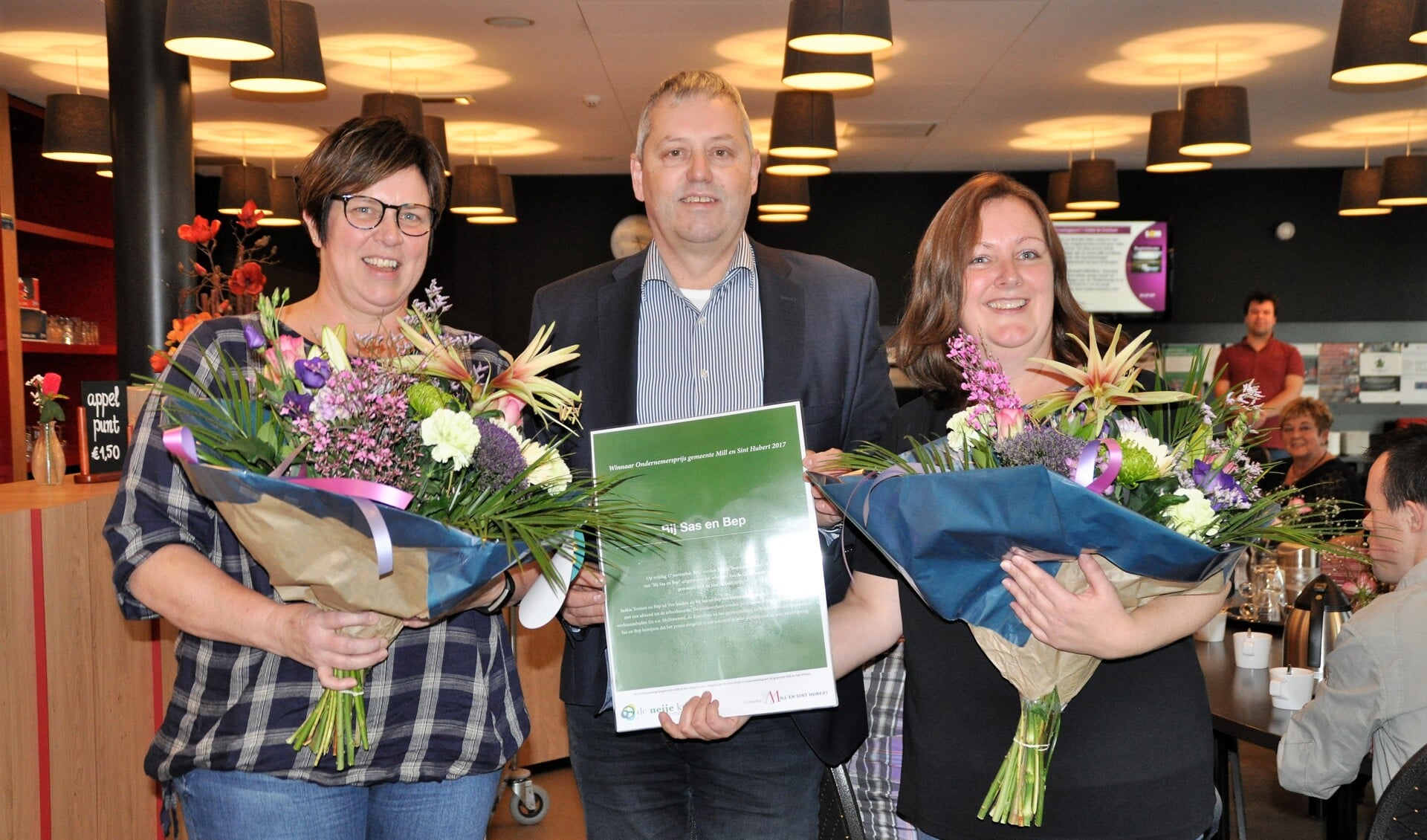 Saskia Toonen en Bep van de Ven flankeren wethouder Jos van den Boogaart die de prijs uitreikte. Foto: Cockie Kremers