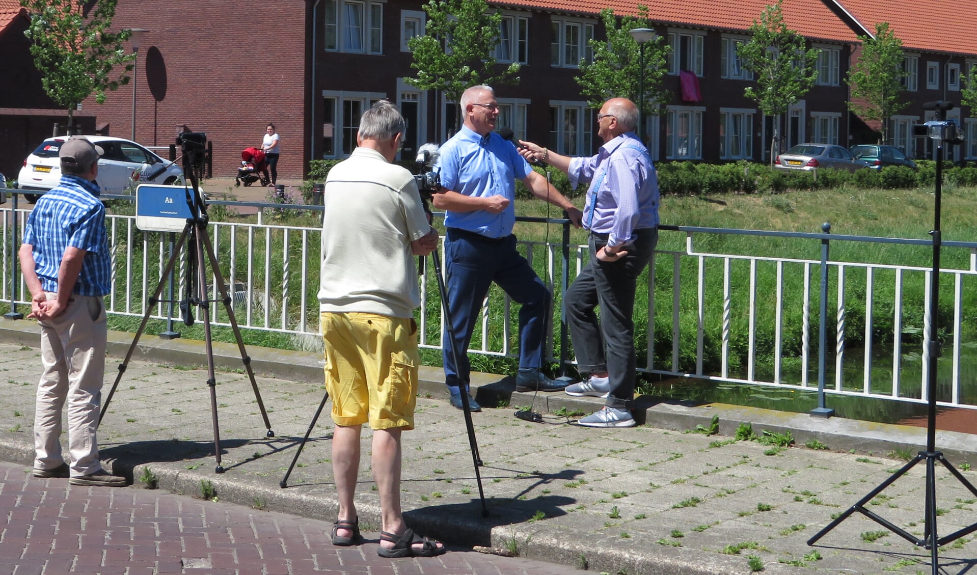 Peter Kuijpers interviewt oud-wethouder Jan van Burgsteden voor een film over de Veghelse Oranjewijk.