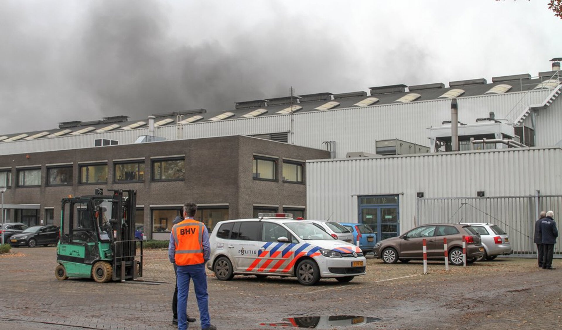 Brandweer opgeroepen voor brand bij Brabant Alucast. (Foto: Maickel Keijzers / Hendriks Multimedia)
