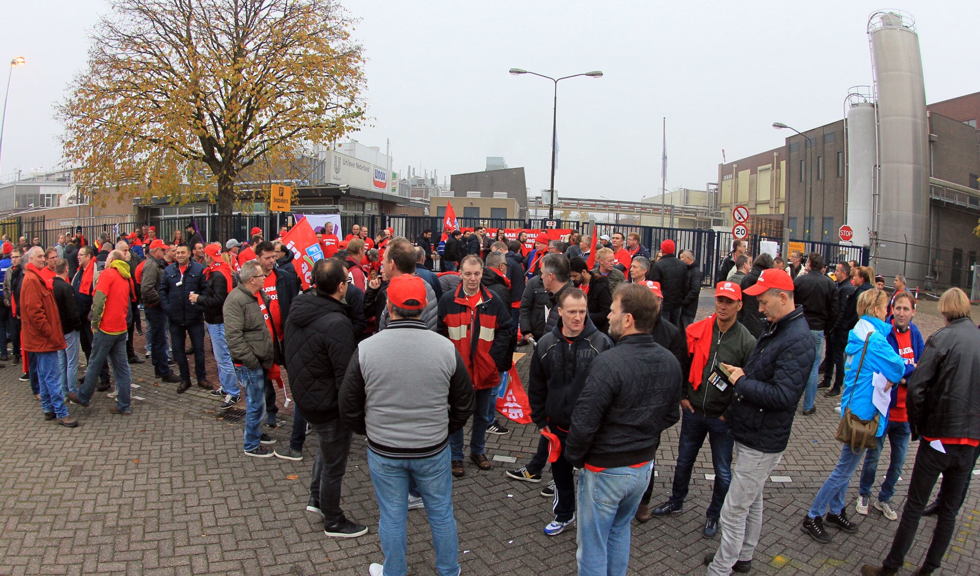 Stakende Unox-medewerkers in Oss. (Foto: Hans van der Poel)