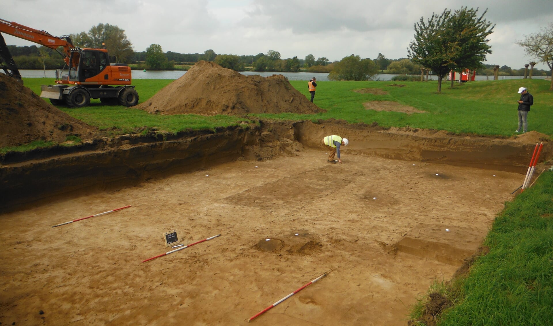 De opgravingen werden gedaan in het kader van het versterken van de Maasdijken bij Aijen. 