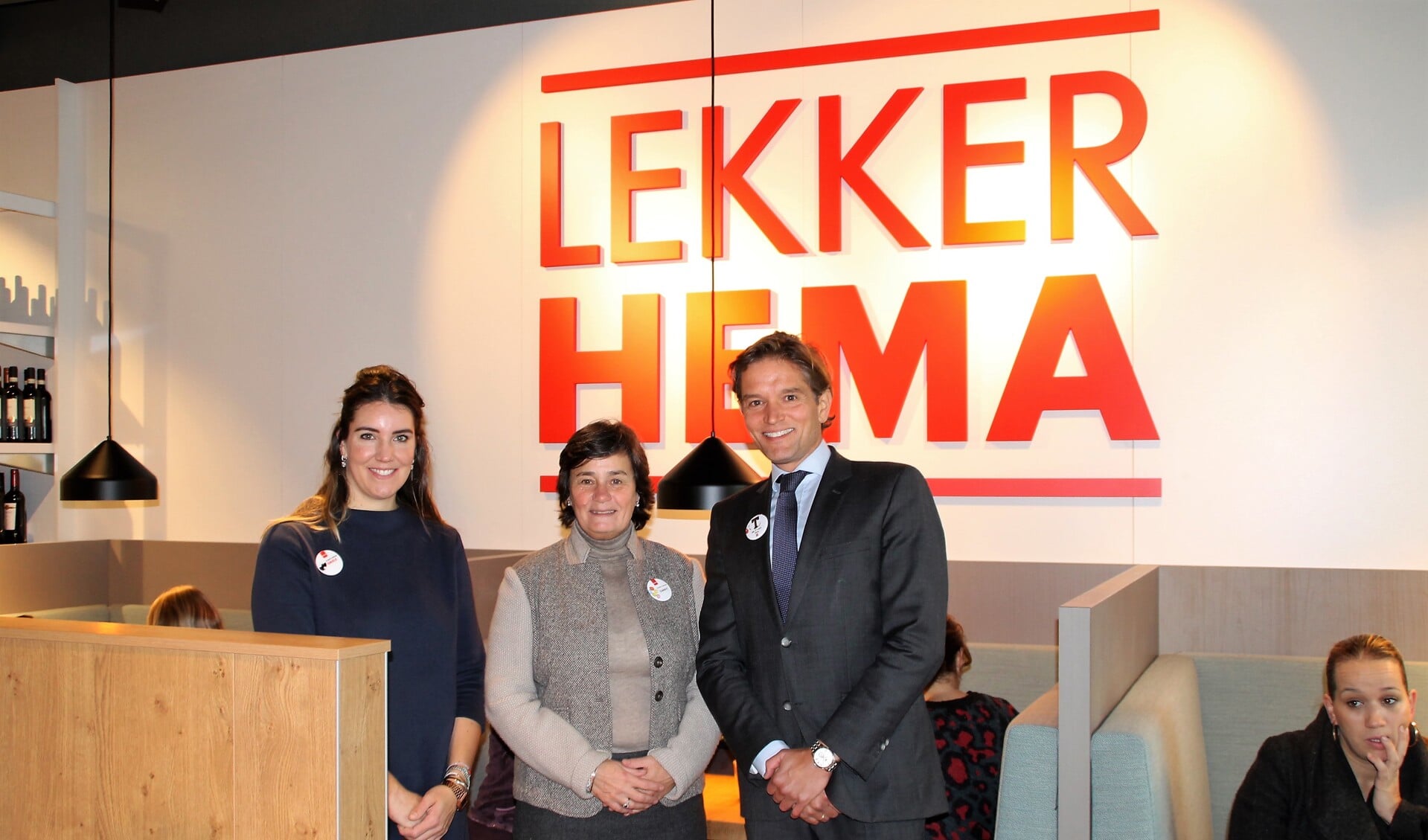Emiele Meijer (Filiaalmanager), Candy Sanders (Sanders Retail Group) en Tico Schneider (directeur HEMA Nederland).
