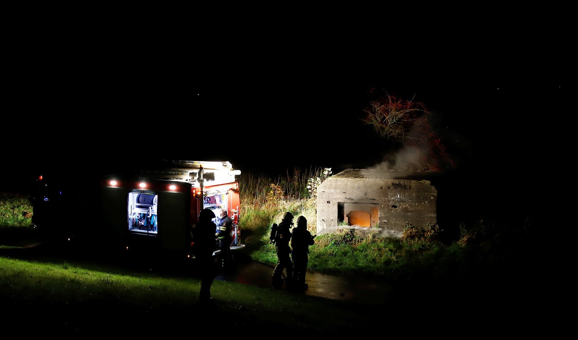De brandweer had de kazematbrand langs de Maas in Cuijk snel onder controle. Foto: SK-Media 