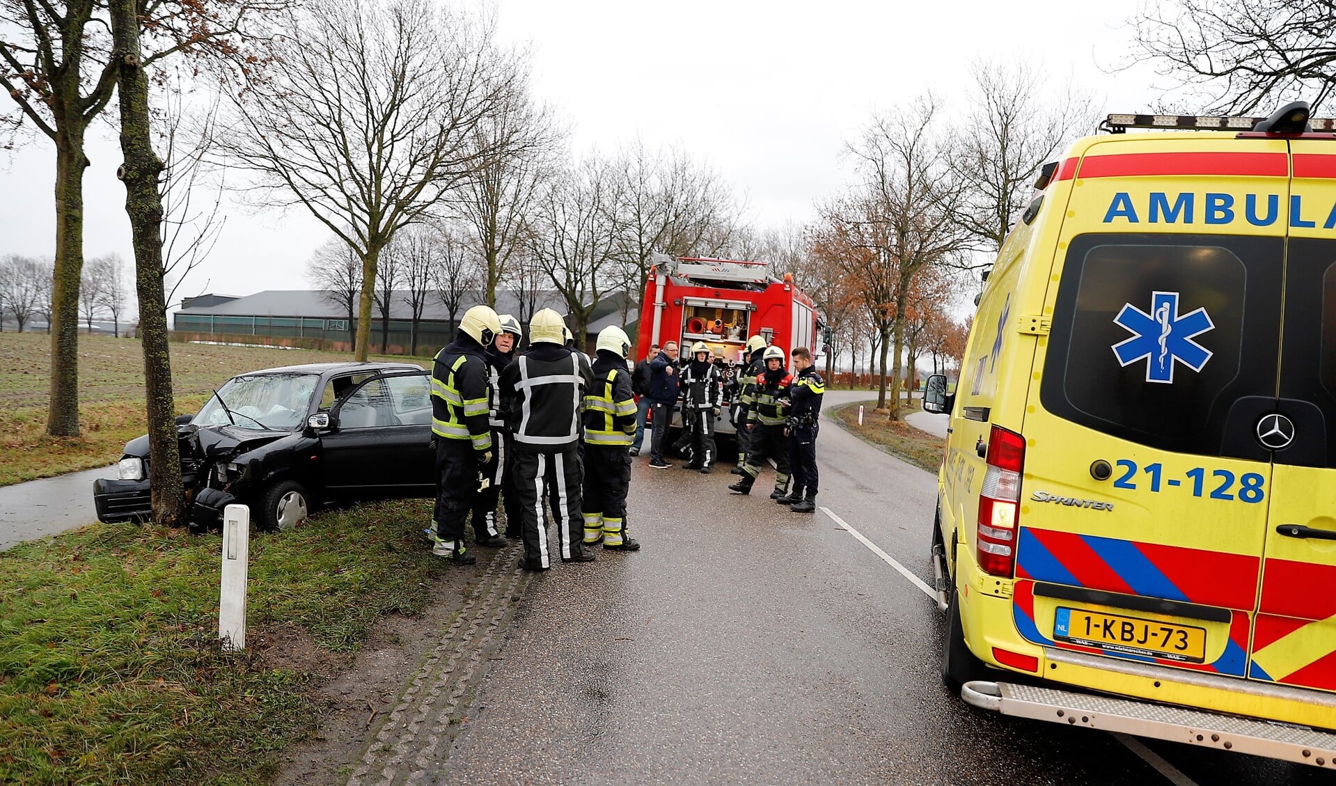 Brandweer en ambulance op de plek van het ongeval op de Walsert. Foto: SK-Media