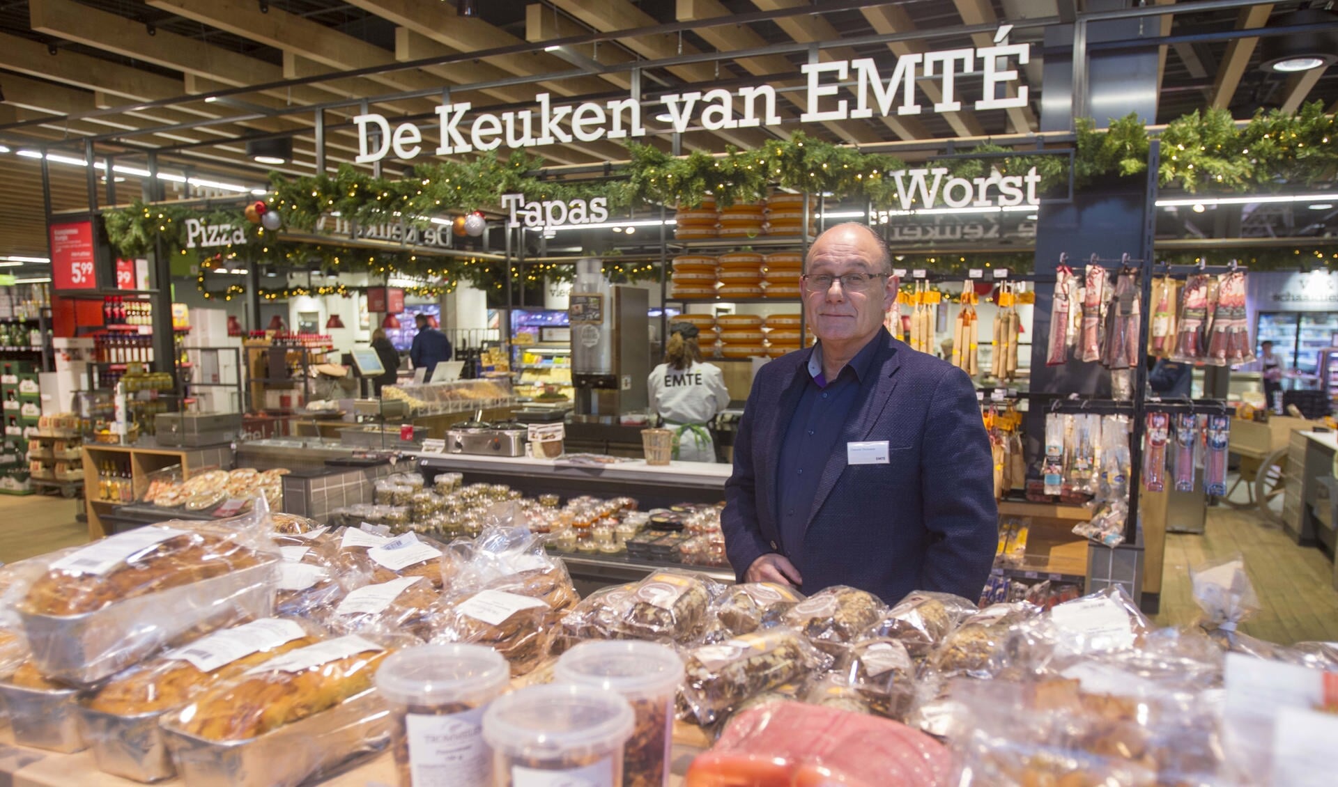 Gerald Verbeek en zijn team doen er alles aan de winkelklanten het extra naar de zin te maken (Foto: Ad van de Graaf).