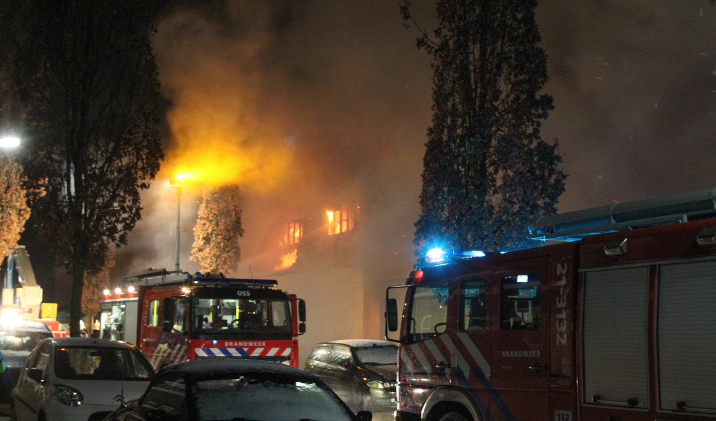 Bij aankomst van de brandweer sloegen de vlammen uit het dak ( Foto's : Maickel Keijzers / Hendriks Multimedia )