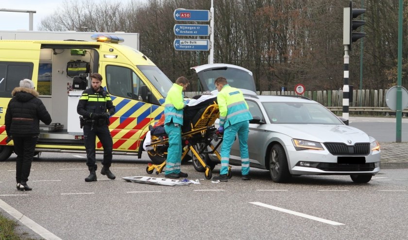 Fietser gewond bij ongeval in Ravenstein. (Foto: Maickel Keijzers / Hendriks Multimedia)