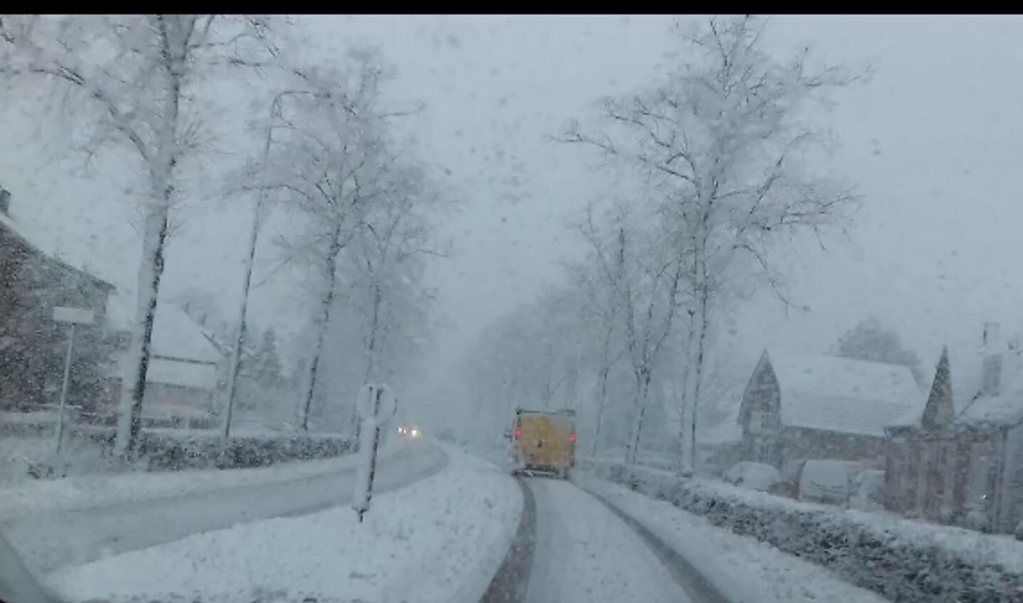 Sneeuw op de Osseweg in Berghem. (Foto: Rene van Eldijk)