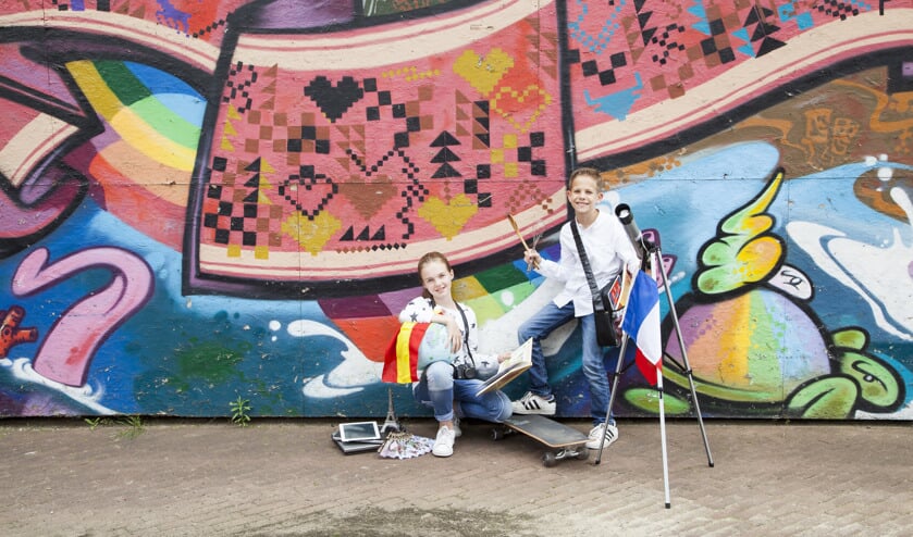 Kinderen worden in de Udense bieb meegenomen in de geschiedenis van de ruimtevaart.