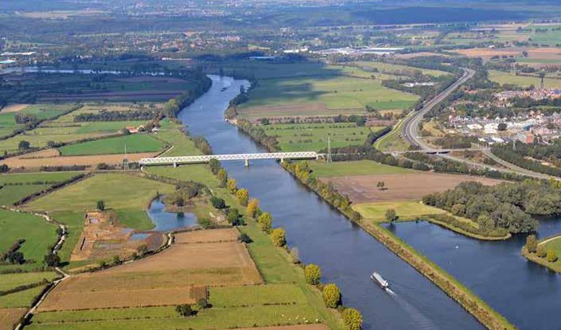 Een luchtfoto van de Maasbrug in Oeffelt. De maatregelen zouden links getroffen moeten worden. Foto: Beeldbank Rijkswaterstaat