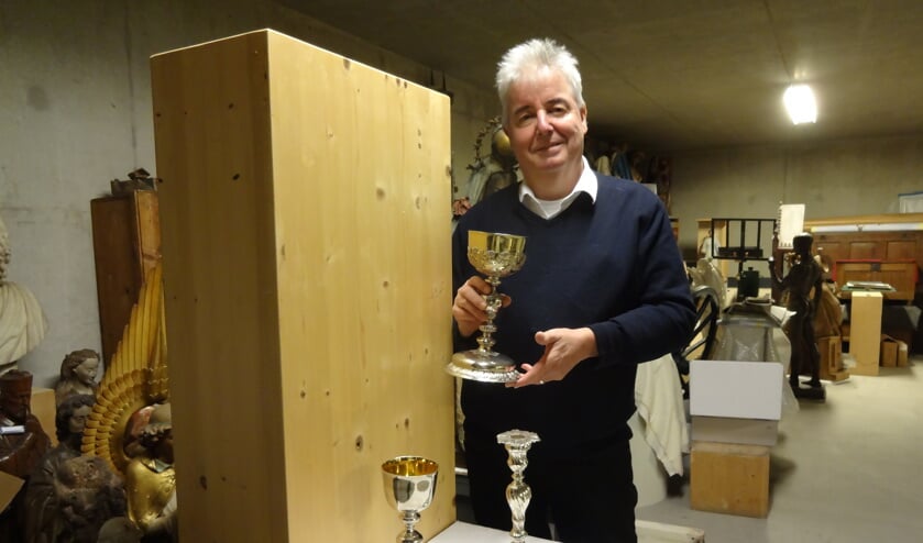 Huub van der Sanden bij enkele zilveren voorwerpen uit verschillende perioden (foto Ankh van Burk).