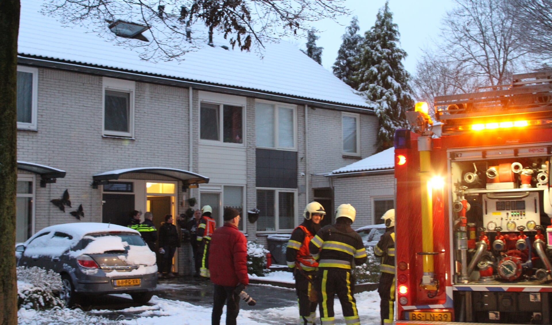 De brand was snel onder controle (Foto's Maickel keijzers/Hendriks multimedia) 