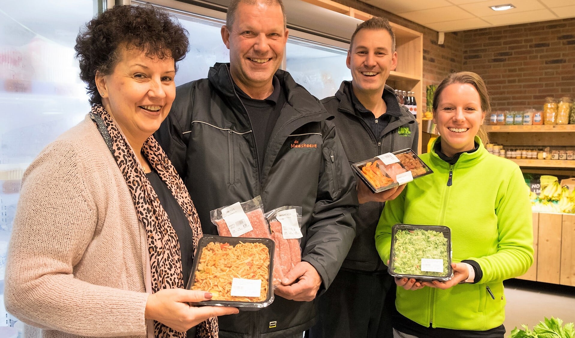 Carla en Jan van den Bosch (vlnr)  leggen al hun Maashoeve-producten te koop bij Chris Cox Groente & Fruit van Jamie en Natascha Cox. Foto en tekst: Patricia de Ryck