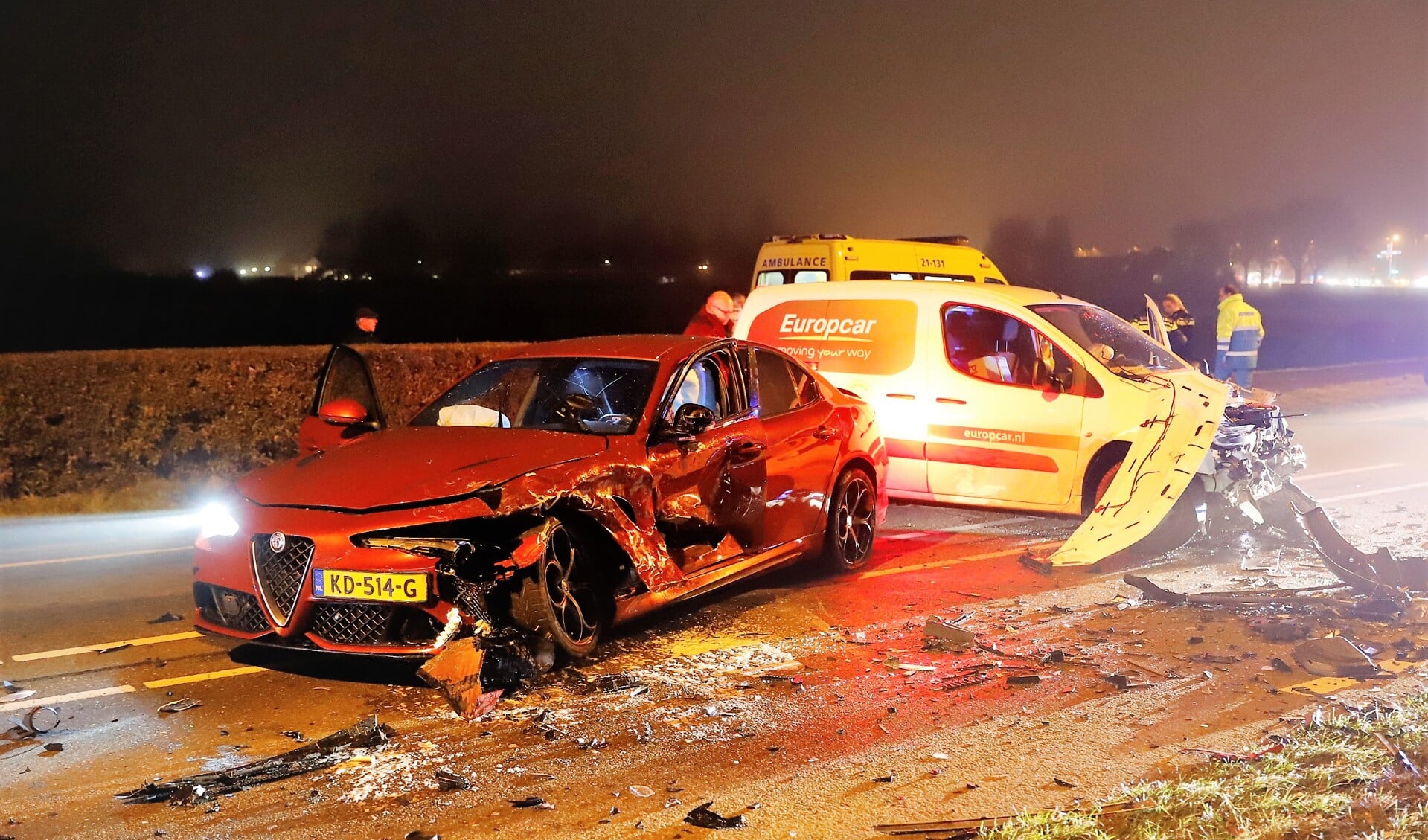 Van de twee auto's die bij het ongeval betrokken waren bleven louter wrakken over. Foto: SK-Media