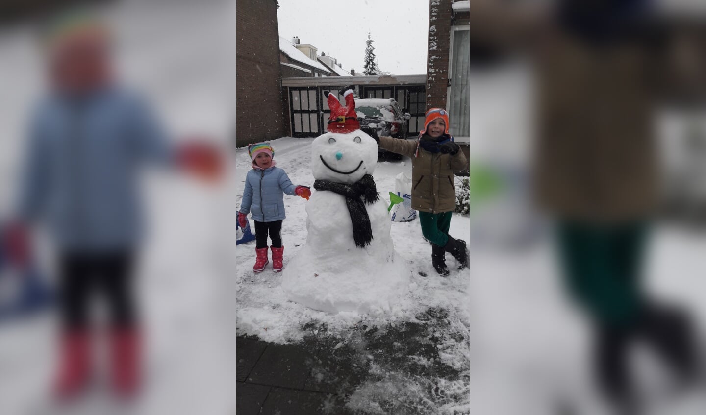 Stijn en Daphne Nelissen maakten een mooie sneeuwpop. (Foto: Kristel)