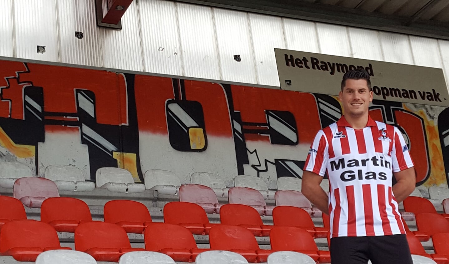 Thijs van Pol met het TOP Oss shirt. (Foto: FC Oss Media)