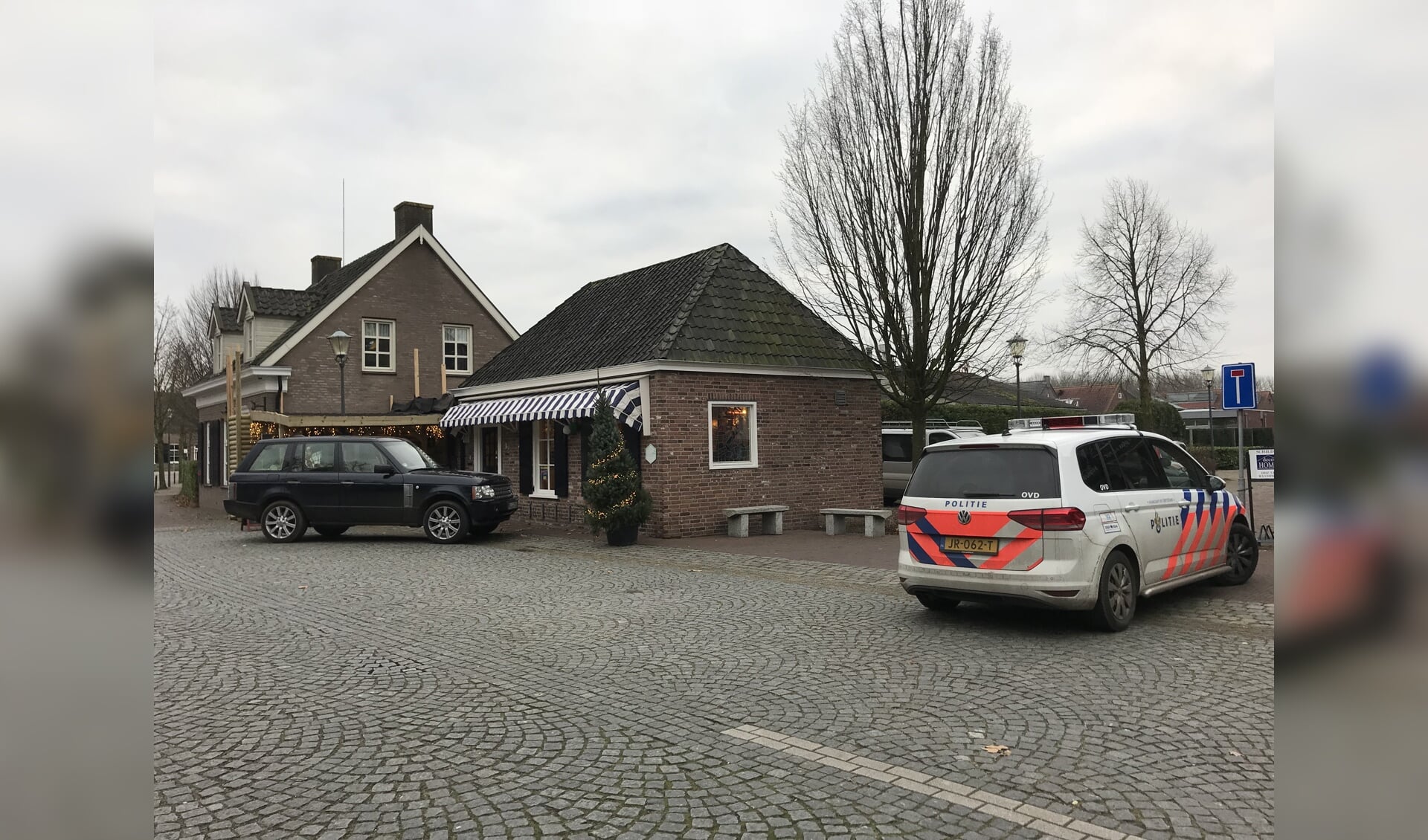 De politie bij de bakkerswinkel aan de Lepelstraat in Sint Anthonis. Foto: SK-Media