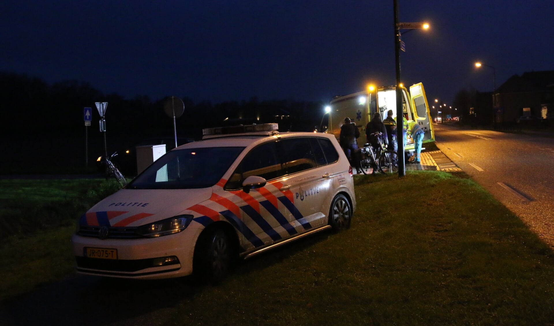 Politie en ambulance op de plek waar  het ongeval plaatsvond. Foto: SK-Media