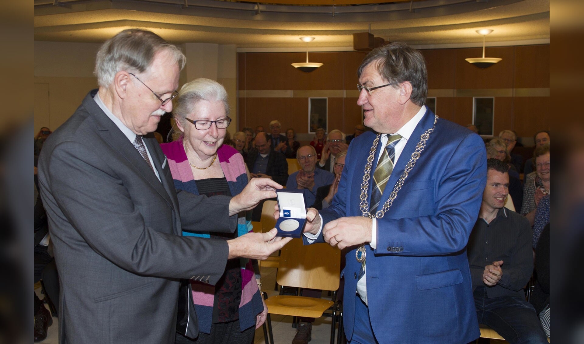 Adriaan Sanders ontving uit handen van burgemeester Hellegers de vrijwilligerspenning