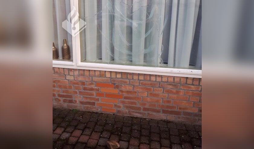 De ruit in de Van Reenenstraat in Oss op 1 december. (Foto: Twitter wijkagenten Ruwaard)