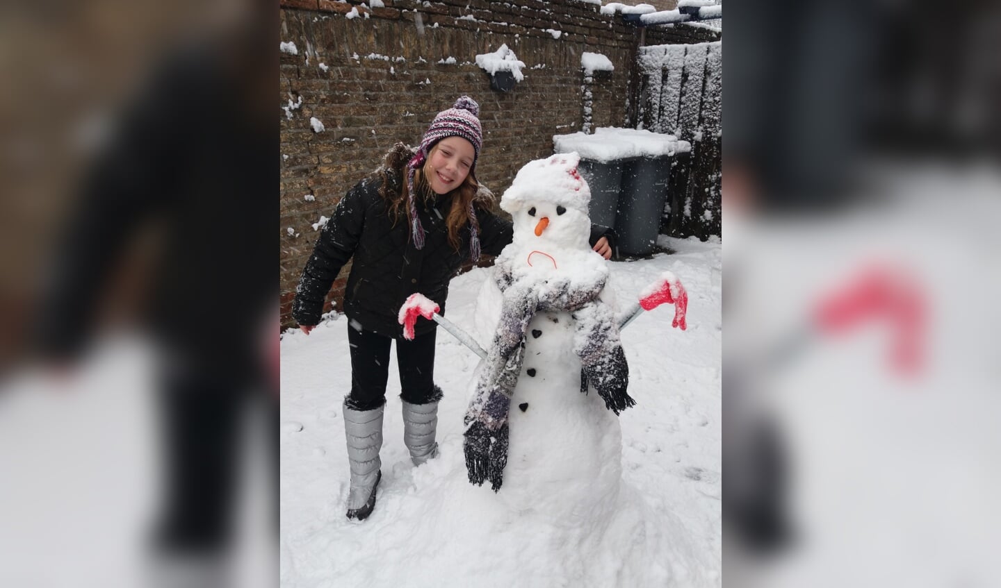 Lynn staat trots met een sneeuwpop. (Foto: Rian Filippini)