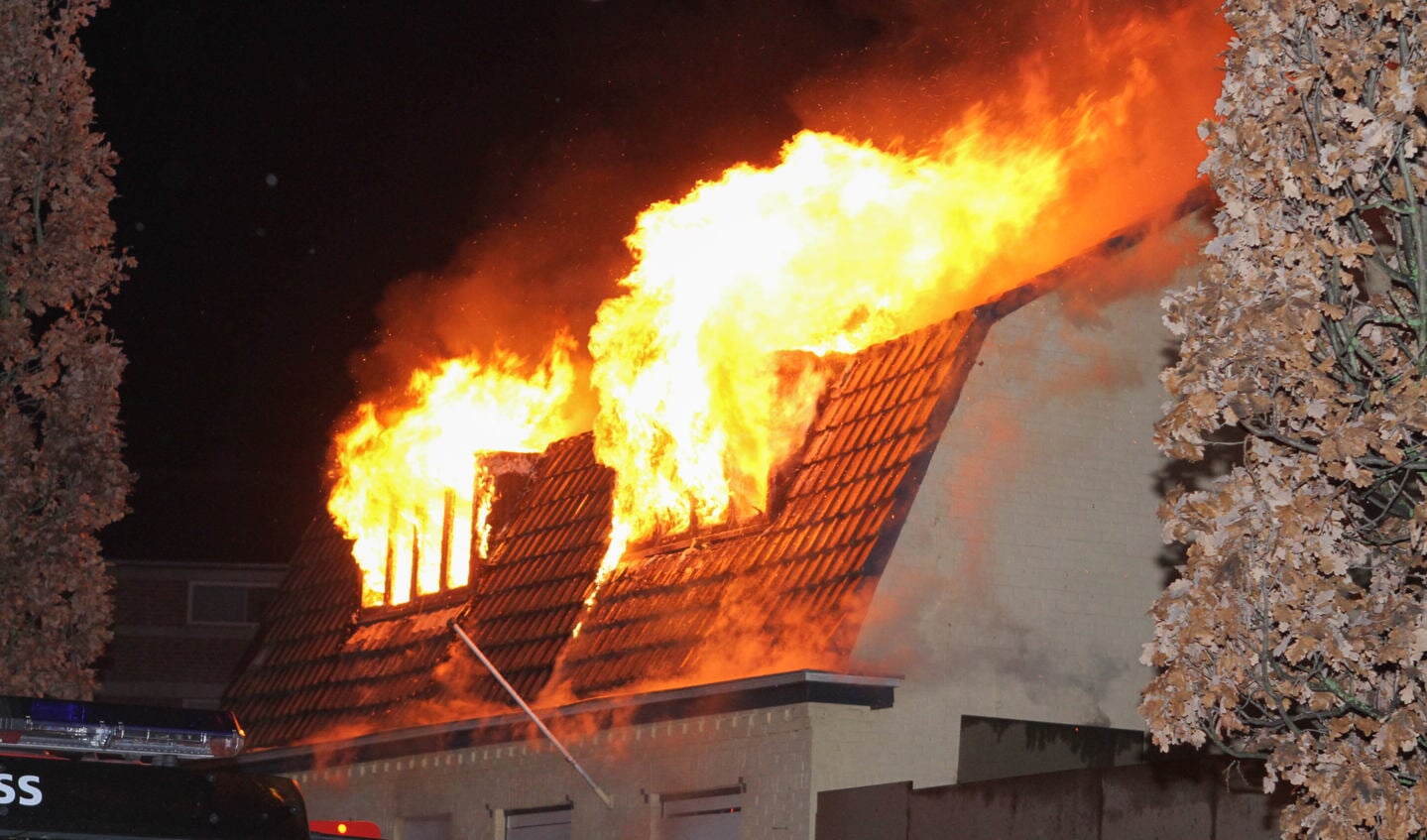 Bij aankomst van de brandweer sloegen de vlammen uit het dak ( Foto's : Maickel Keijzers / Hendriks Multimedia )