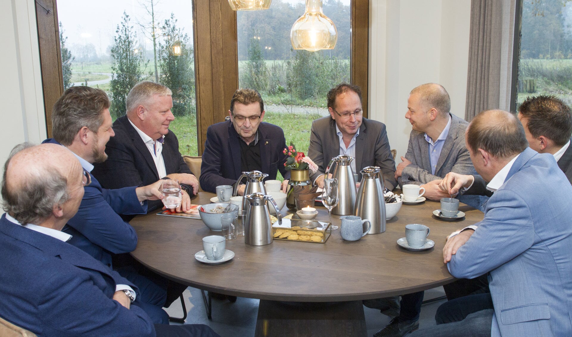 Aan tafel: Peter van Tilburg, Frank de Winter, Leonard Steetsel, Marien Nass, Alfred van Meegen en Willem Peters, Paul Kling en John Eijsermans. Vaste deelnemer Pascale van Heugten was afwezig. 